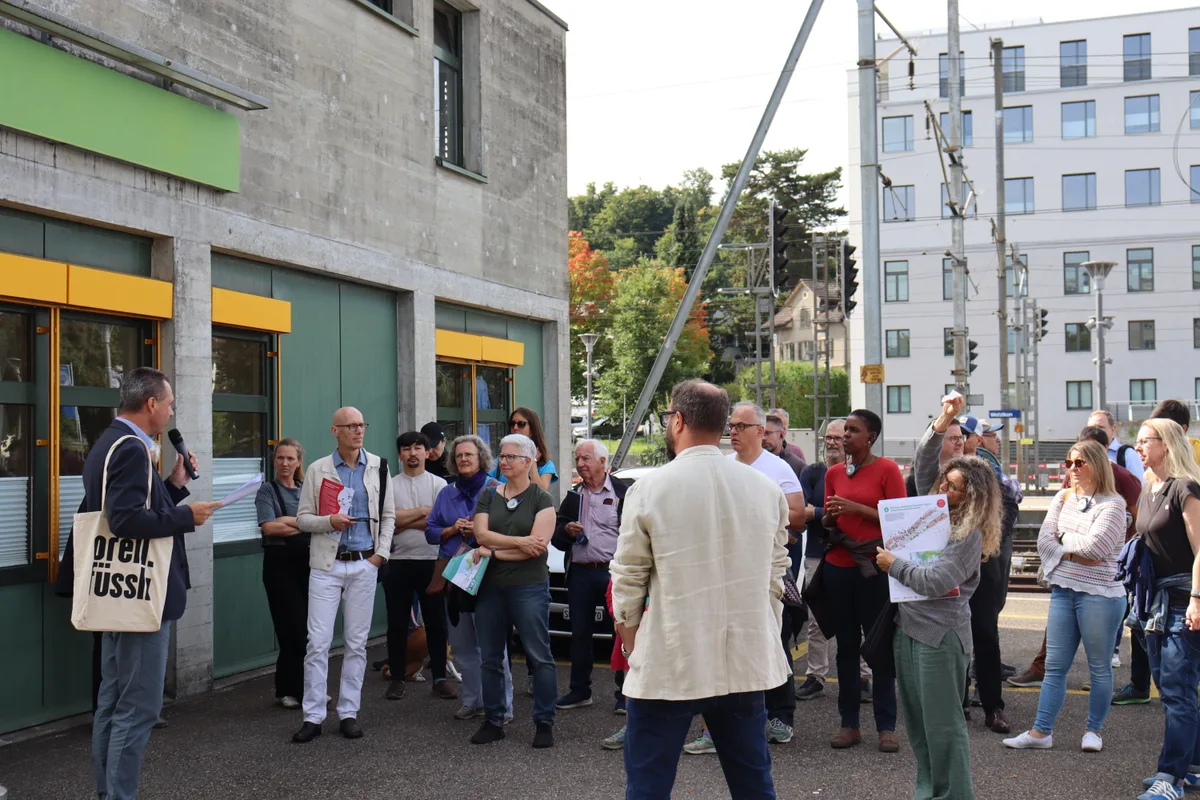 Eine Gruppe hoert Stefan Lenz zu